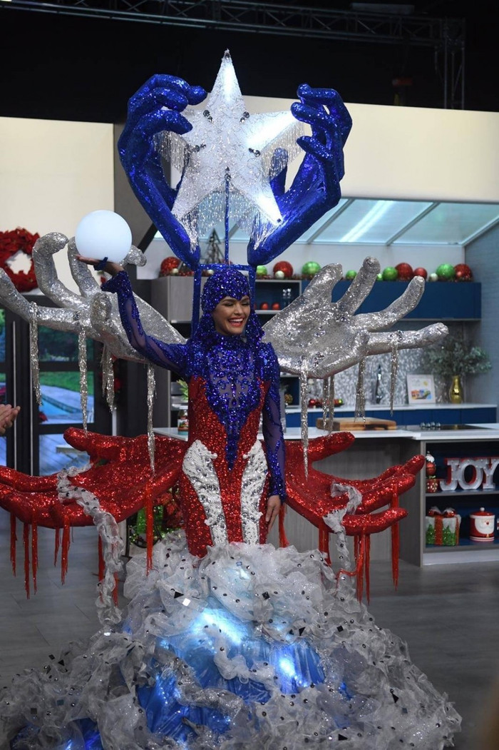 Khán giả từng tỏ ra rất thích thú với National Costume của người đẹp Kiara Ortega đến từ Puerto Rico tại Miss Universe 2018 với sự cầu kì và màu sắc lung linh ánh đèn.