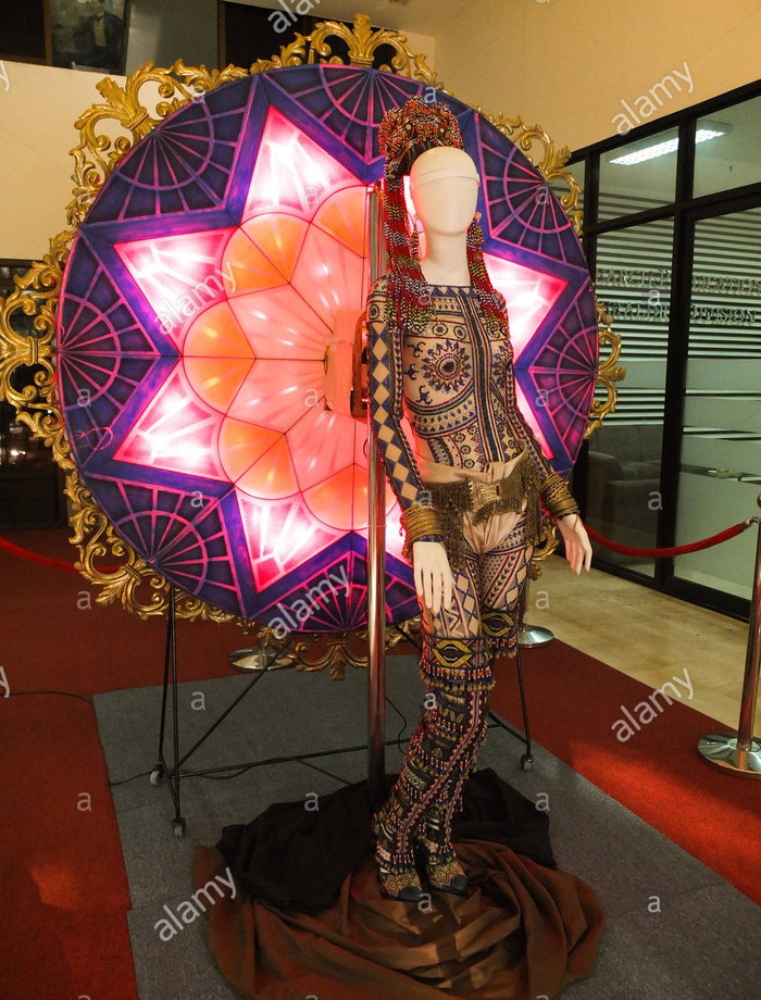 Bộ trang phục dân tộc tại quê nhà của Catriona Gray từng khiến fan háo hức vì hiệu ứng đèn phát sáng khổng lồ ở phía sau. 