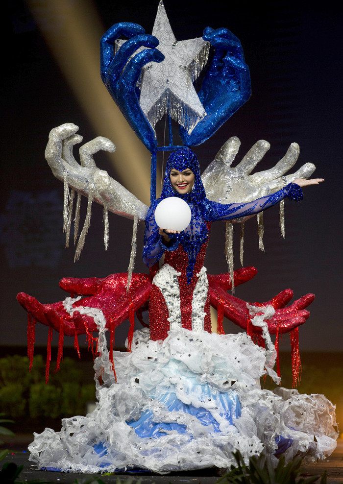 Toàn bộ bóng đèn ở ngôi sao khổng lồ trên đầu và phần tùng váy đã bị ngưng sử dụng một cách triệt để.