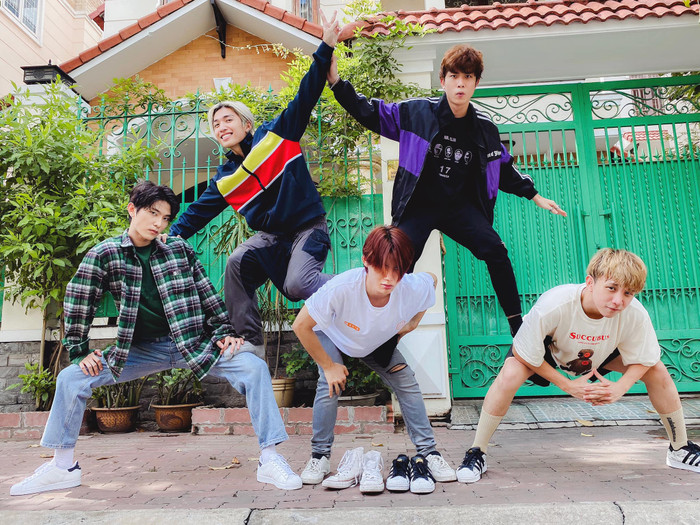 'Bonus: team cheerleader siêu Saiiii'. Lục Huy trông tội nghiệp thế kia!