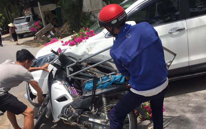 Nam thanh niên phóng nhanh rồi đâm vào đầu ô tô, cách hành xử nhẹ nhàng sau đó của nữ tài xế khiến ai cũng phục Ảnh 2