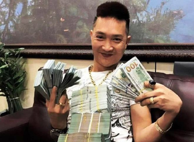 Huấn thường xuyên khoe tiền trên mạng xã hội