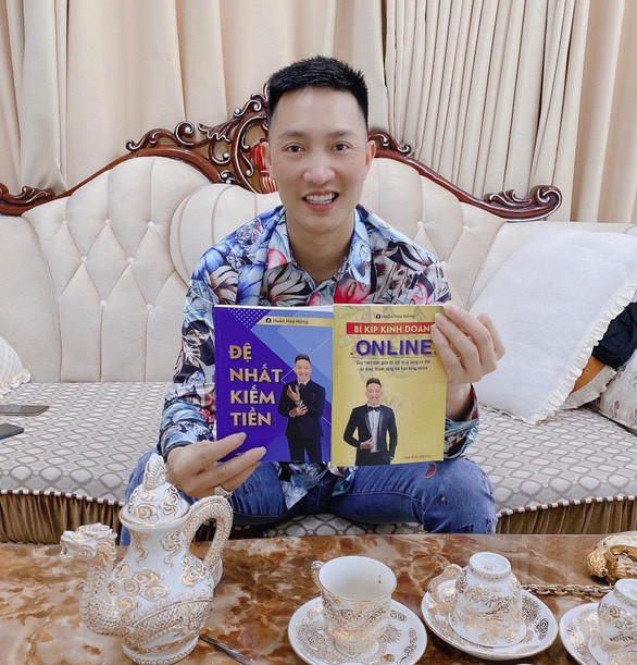 Huấn hoa hồng bên quyển sách xuất bản 'chui' của mình