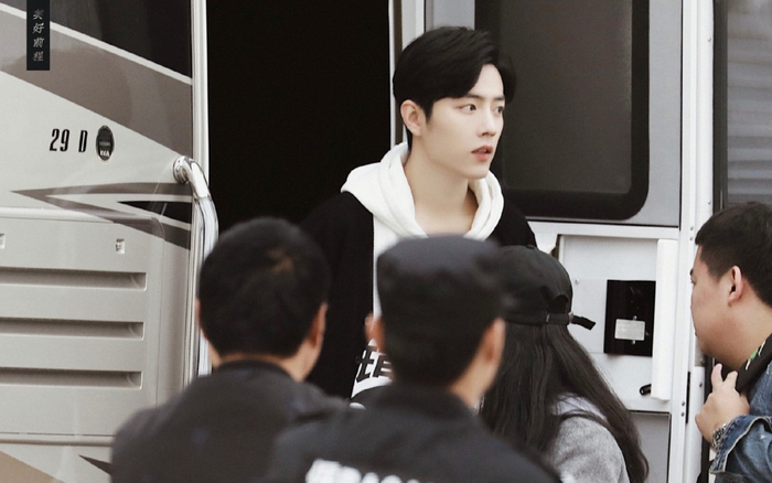 Lịch trình quay phim mới bị tiết lộ, Tiêu Chiến bị fan cuồng 'bám đuôi' không rời Ảnh 2