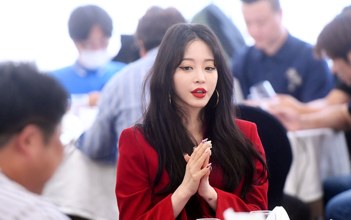 Lộ diện sau tin đồn nhiễm Covid-19, 'chị chảnh' Han Ye Seul đẹp ma mị tại 'Giải thưởng báo chí 2020' Ảnh 2