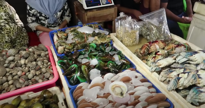 Minh Tú khám phá chợ Hải Sản