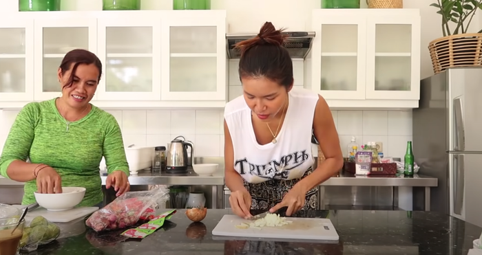 Minh Tú vật lộn với con cua hơn nữa tiếng đồng hồ.