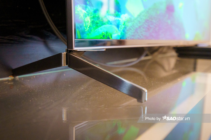 Chân đế kim loại mới thanh mạnh, gọn gàng hơn so với thế hệ tiền nhiệm