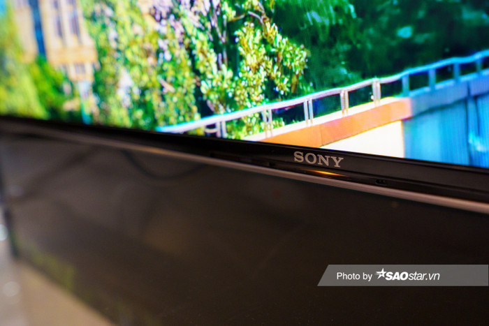Cạnh dưới của TV chưa đạt độ mỏng như 3 cạnh còn lại