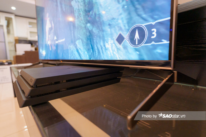 Phần chân đế này giúp nâng cao TV một khoảng vừa phải để bạn có thể đặt loa soundbar hoặc thiết bị ngoại vi khác như PS4 bên dưới