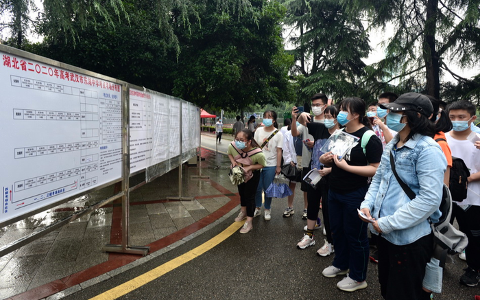 Gần 11 triệu thí sinh Trung Quốc bước vào kỳ thi đại học: Người được ngồi trong khách sạn ôn thi, kẻ phải chèo thuyền vượt lũ tới phòng thi Ảnh 2