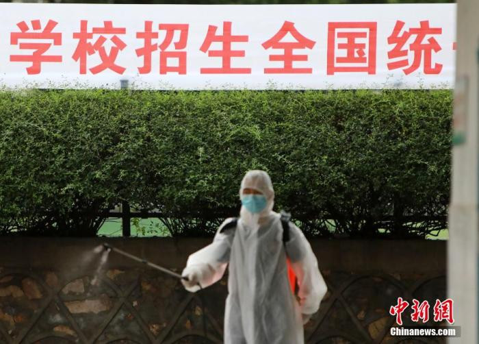 Các địa điểm thi phun thuốc khử trùng để phòng chống dịch COVID-19. 