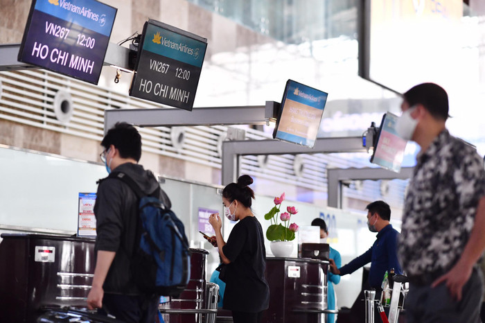 Các hãng hàng không cũng khuyến cáo hành khách thực hiện khai báo y tế trực tuyến đầy đủ trước chuyến bay, đeo khẩu trang để phòng dịch COVID-19
