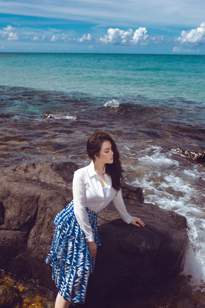 Lý Nhã Kỳ bay bổng với nhan sắc quyến rũ, gợi cảm trên bờ biển Ảnh 4