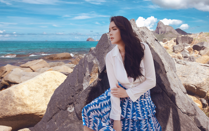 Lý Nhã Kỳ bay bổng với nhan sắc quyến rũ, gợi cảm trên bờ biển Ảnh 2