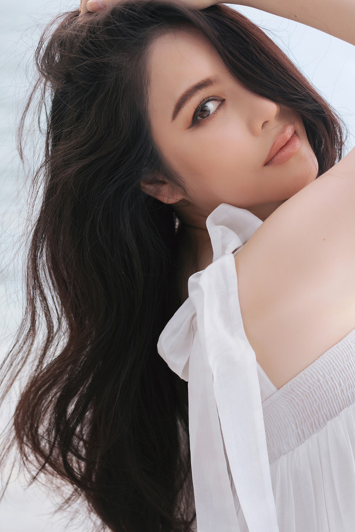 Lý Nhã Kỳ bay bổng với nhan sắc quyến rũ, gợi cảm trên bờ biển Ảnh 9