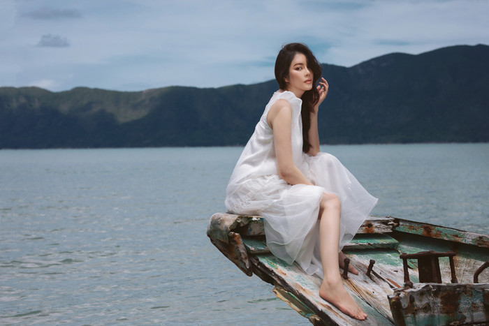 Lý Nhã Kỳ bay bổng với nhan sắc quyến rũ, gợi cảm trên bờ biển Ảnh 7