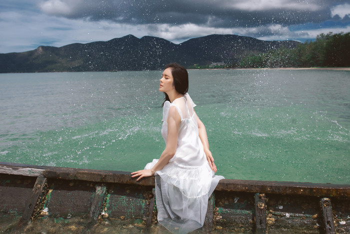 Lý Nhã Kỳ bay bổng với nhan sắc quyến rũ, gợi cảm trên bờ biển Ảnh 8