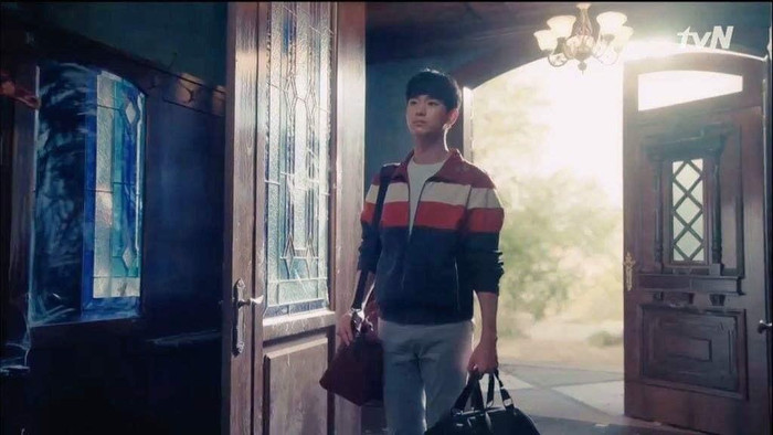 Moon Kang Tae đã chuyển đến sống tại lâu đài ma ám 