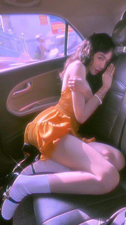 Phong cách chụp ảnh cùng vớ trắng và giày búp bê mang chút hơi hướng lolita. 