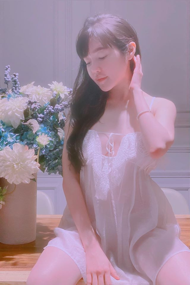 Các kiểu váy ngủ, đầm 2 dây mong manh, chất liệu ren được cô nàng ưu ái hơn cả trong tủ đồ của mình.