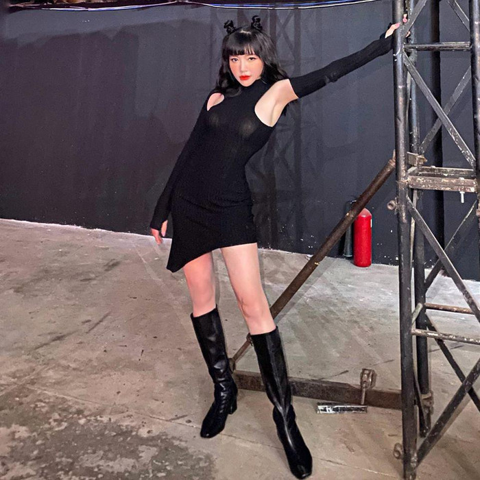 Chất liệu vải quá mỏng để lộ phần nội y bên trong, chẳng biết đây là cố tình hay vô ý, nhưng quả thật cực kỳ táo bạo.