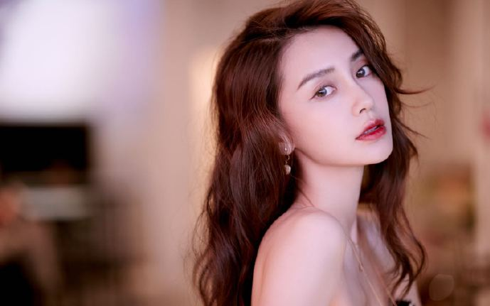 Angelababy khoe eo thon gợi cảm, hình ảnh từ live-stream và phòng làm việc đều đẹp như nhau Ảnh 2