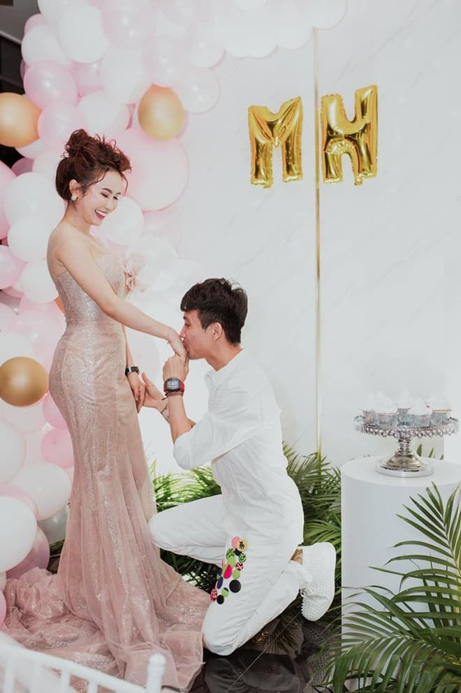 'Chồng và vợ hãy cùng nắm tay nhau vững bước, một lòng một dạ chung thủy. Dù ốm đau, bệnh tật, dù khó khăn giàu sang, chúng ta vẫn mãi bên nhau vợ nhé'.