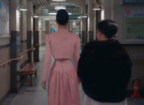 Bí kíp để có vòng eo con kiến gây sốc trong 'Điên thì có sao' của Seo Ye Ji Ảnh 6