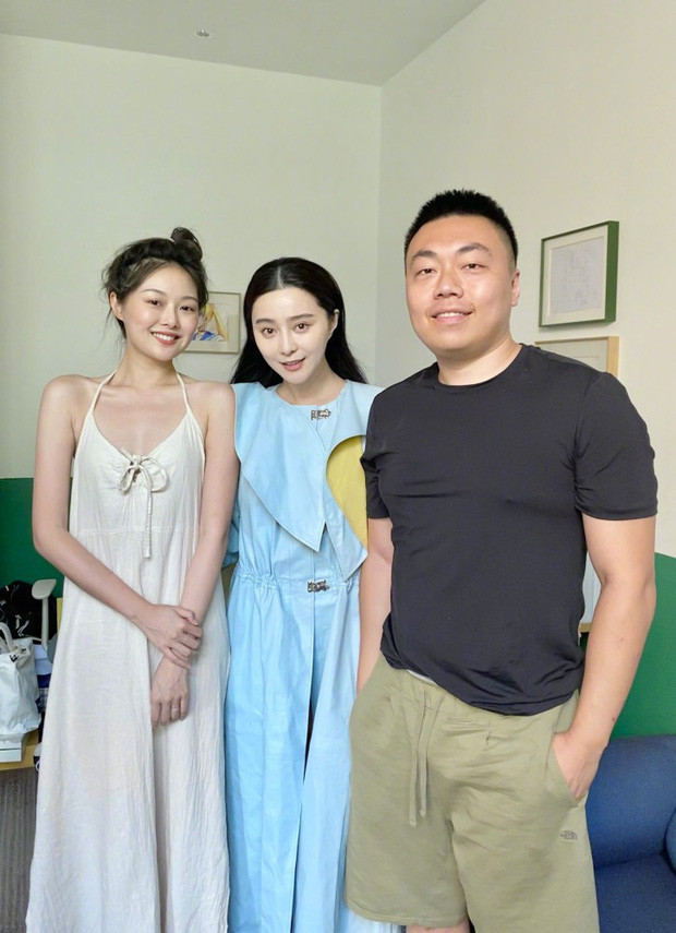 Ở tuổi U40, mỹ nhân họ Phạm bị cho là lộ rõ dấu hiệu lão hóa khi đứng cạnh hot girl kém tuổi