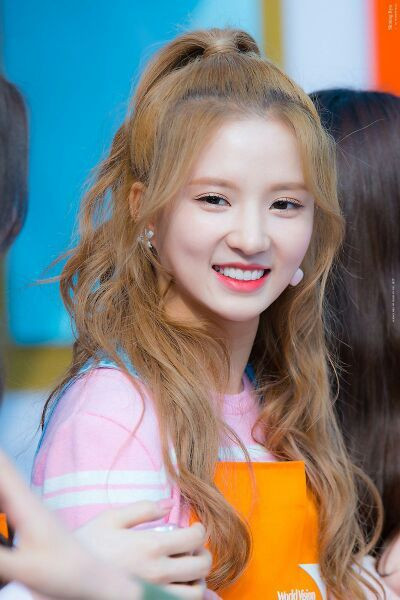 8 idol K-Pop 'vạn người mê' debut từ các chương trình sinh tồn của Trung Quốc Ảnh 36