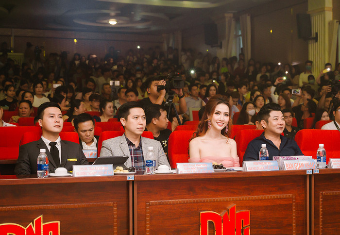 Phan Thị Mơ khoe thềm ngực nõn nà với đầm công chúa tha thướt Ảnh 8