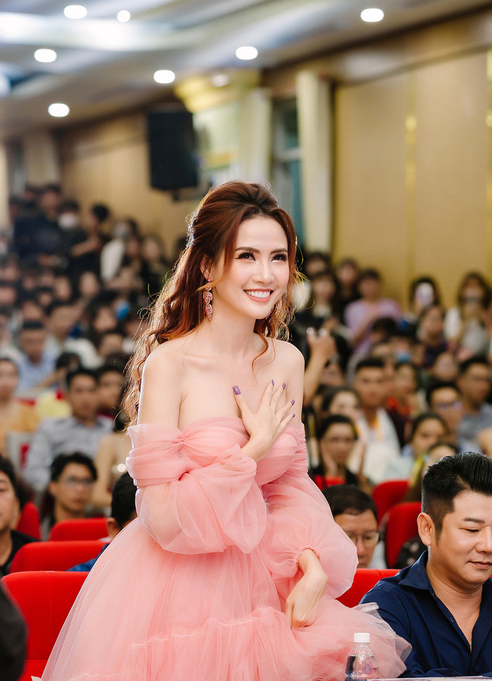 Phan Thị Mơ rạng rỡ trên ghế giám khảo