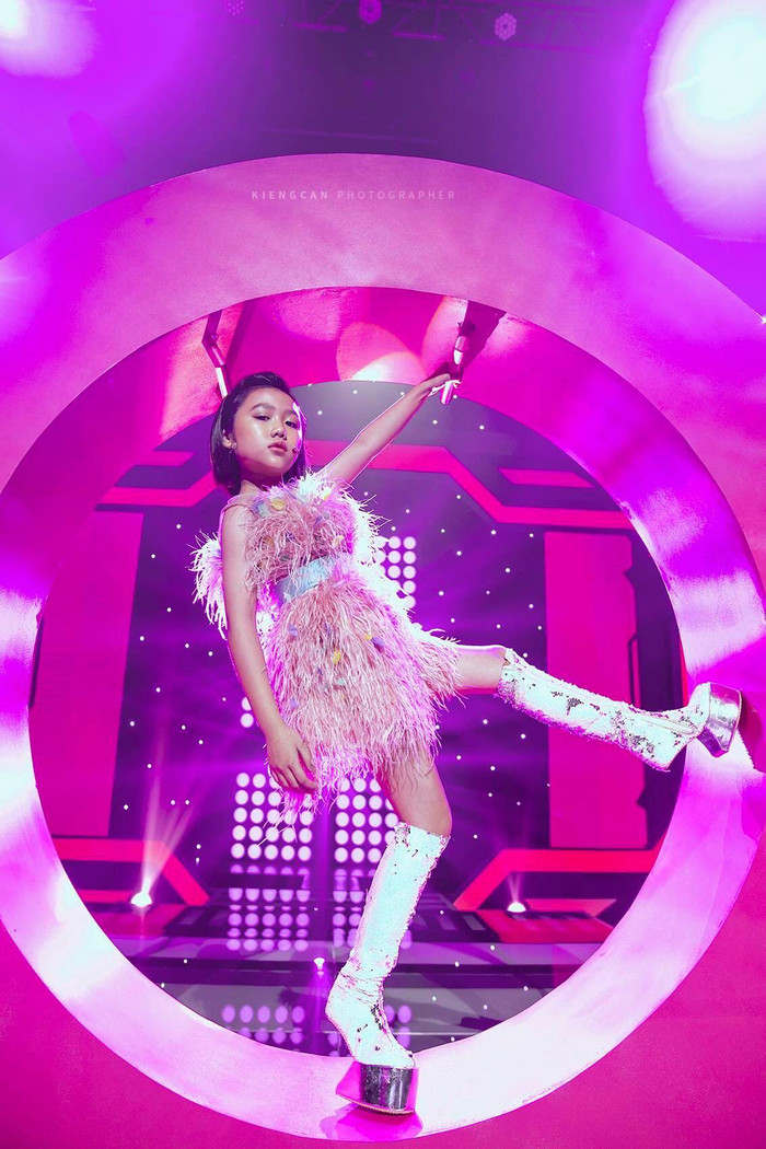 Diện bộ váy màu hồng tua rua mix cùng đôi cao gót có thiết kế 'lạ mắt' rất khó để mà đứng vững này mà cô bé 8 tuổi vẫn chả hề nao núng, tự tin tạo dáng