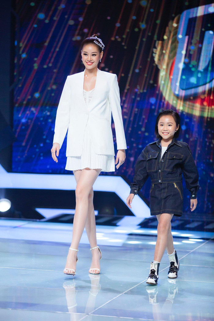 Sải bước đầy tự tin bên hoa hậu hot số 1 hiện nay