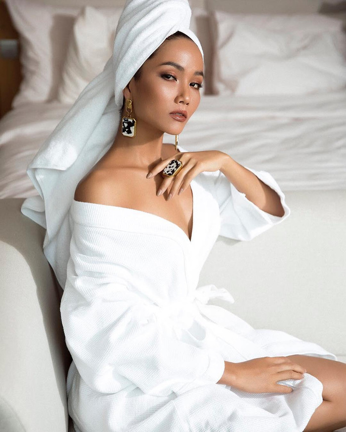 Thần thái sang chảnh cực cuốn hút của Hoa hậu Hoàn vũ Việt Nam 2017.