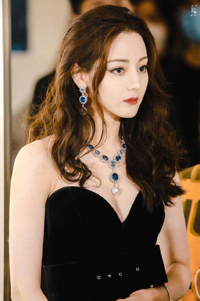 Địch Lệ Nhiệt Ba cực kỳ quyến rũ trong sự kiện mới đây.