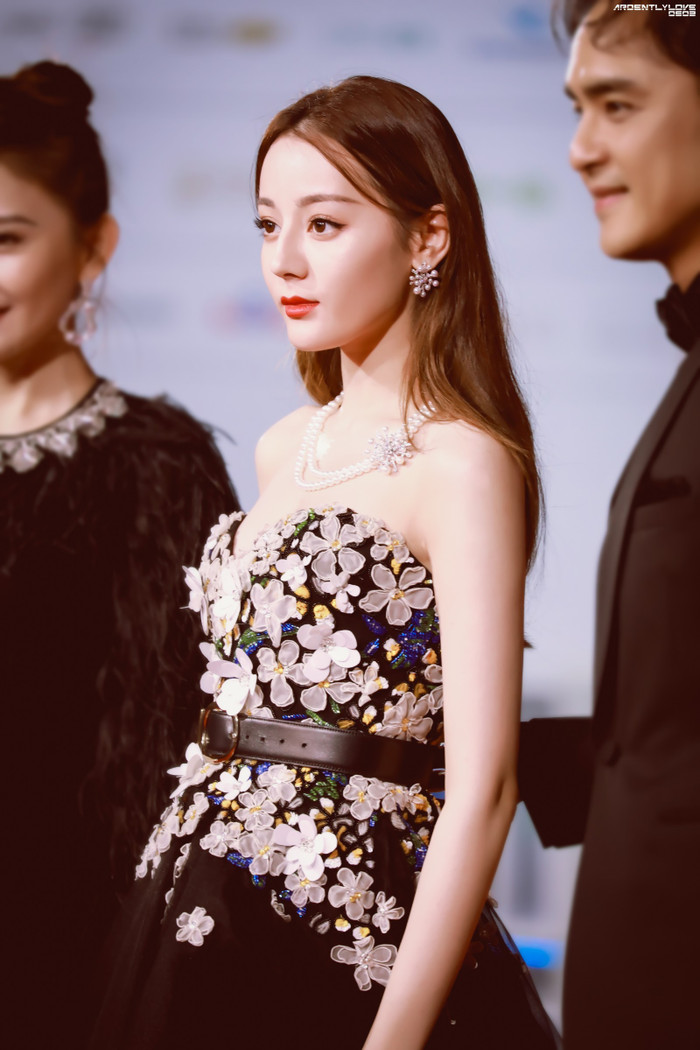 2019 có lẽ là một năm mà Địch Lệ Nhiệt Ba xuất hiện nhiều với phong cách quyến rũ như thế này.