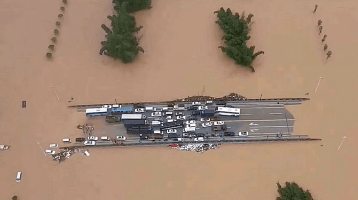 Hàng dài ô tô chìm nghỉm trong mưa lũ ở Trung Quốc Ảnh 10