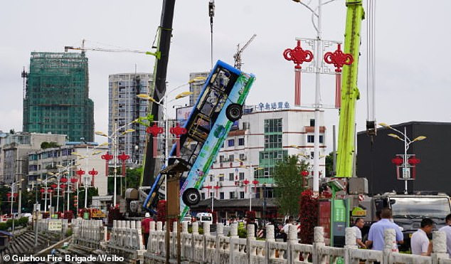 Xe bus được trục vớt.