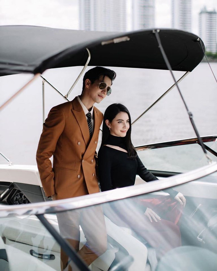 Ảnh hậu trường chưa nhiều nhưng độ đẹp trai xinh gái của hai diễn viên chính cũng đủ làm khán giả không thể rời mắt