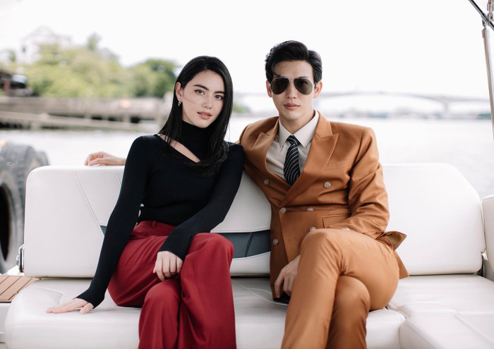 Bộ đôi với khí chất ngời ngời đằng sau cảnh quay ngoại cảnh trên một con tàu