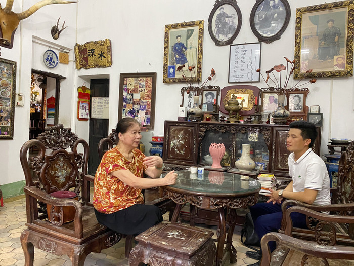 Những bộ bàn ghế cổ của gia đình bà Lâm.