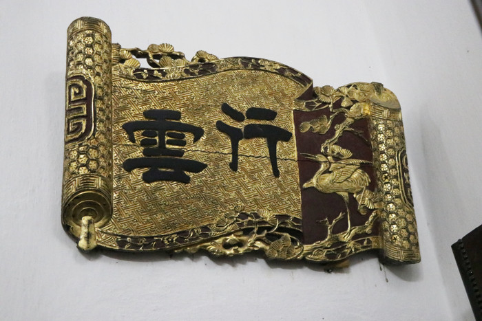 Ngay chính giữa phòng khách trong biệt thự kiểu Pháp ấy là cuốn thư được mạ bằng vàng ta ghi 4 chứ 'Lưu thủy hành vân' (Nước chảy mây trôi).