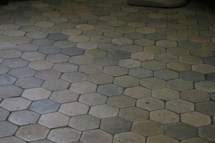 . Nền nhà lát bằng thứ gạch men được nung 7 lửa.