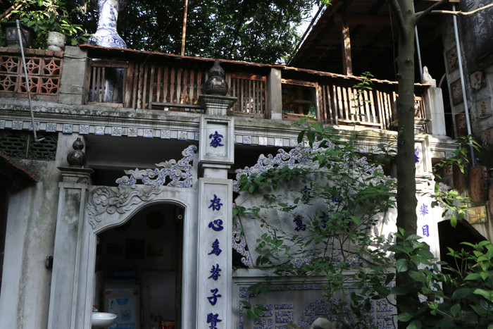 Trong khuôn viên ngôi nhà trăm năm tuổi.