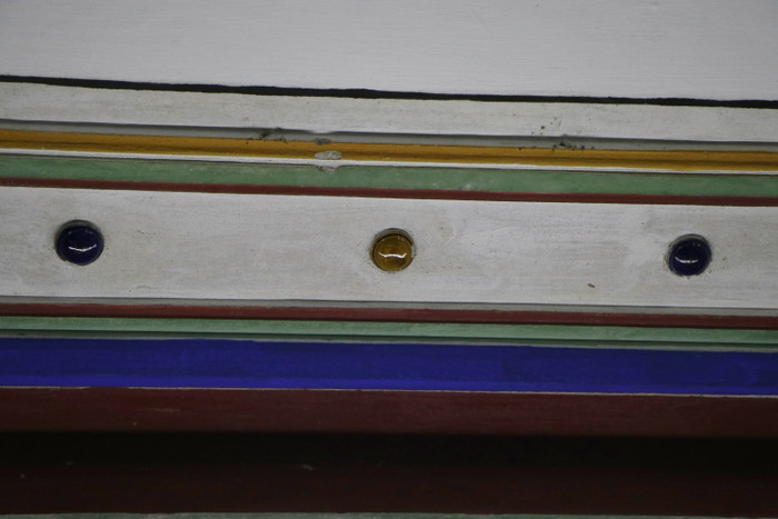 Ông Đức cho biết, những hàng sứ tròn chạy trên trần mang ý nghĩa tượng trưng cho những giọt nước Phúc - Đức - Tài - Lộc mà tổ tiên truyền lại cho con cháu. 