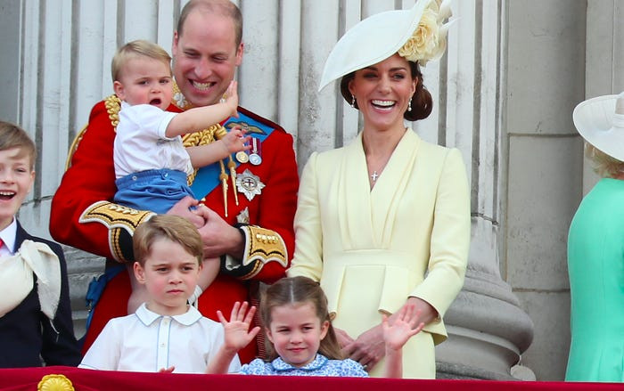 Hoàng tử William bế Hoàng tử Louis trên ban công cung điện. Có lúc anh ngồi xuống nói chuyện với các con và bị Nữ hoàng Elizabeth nhắc đứng lên.