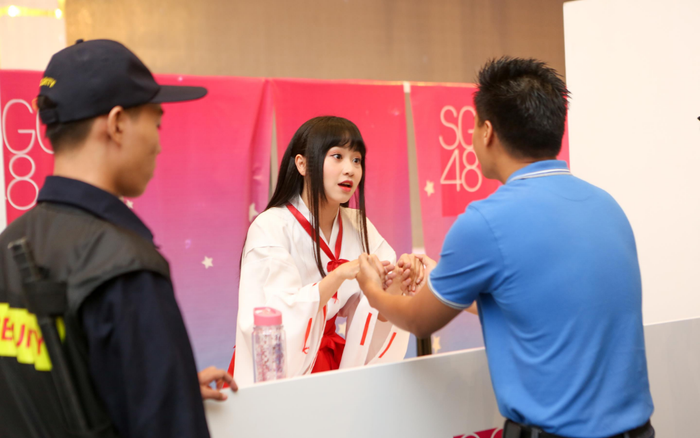 Có gì trong sự kiện fan bắt tay idol nhà SGO48, khi mỗi lượt chỉ được tính bằng giây? Ảnh 2