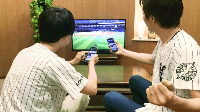 Người Nhật Bản cổ động đội bóng yêu thích từ xa thông qua ứng dụng. Ảnh: Yamaha